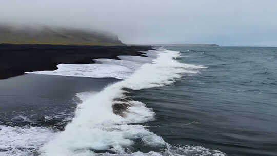 美丽冰岛海滩海浪空镜