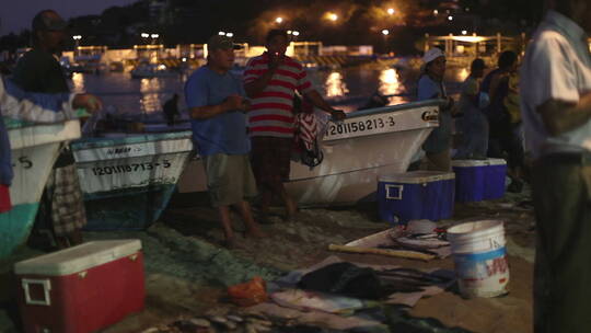 渔民站在码头上抽烟休息视频素材模板下载