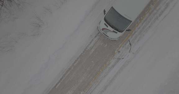 冰雪道路汽车俯拍