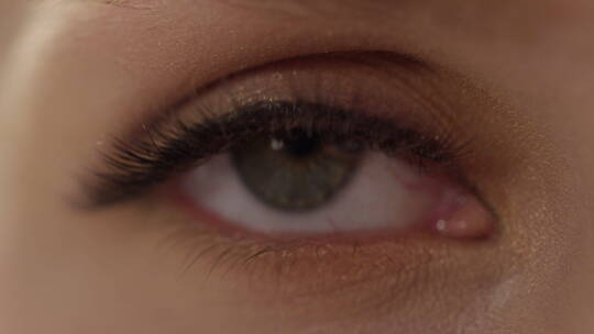 女性眼睛眨眼的特写镜头视频素材模板下载