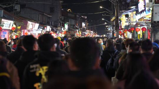 夜晚老街道美食街拥挤人群步行街商业街游客