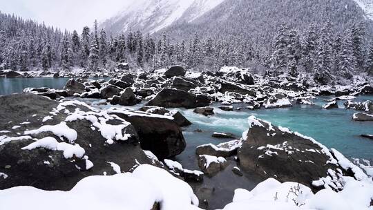 西藏然乌湖冬天雪山森林冰河流水雪景风光