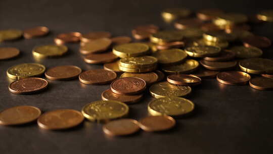 大量的金币掉落在桌子上视频素材模板下载