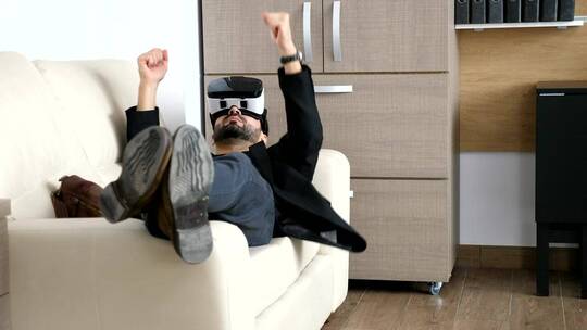 商务人士在办公室沙发上享受VR创新