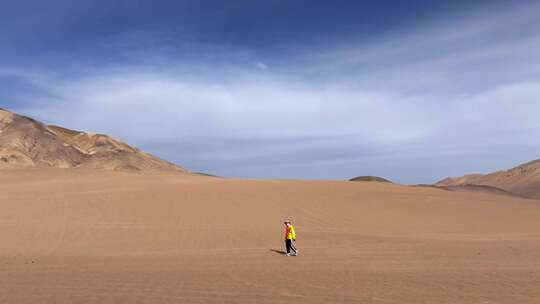 沙漠中孤独的人视频素材模板下载