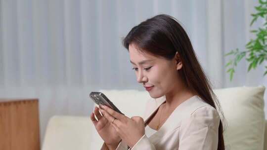 美女居家网上购物刷手机