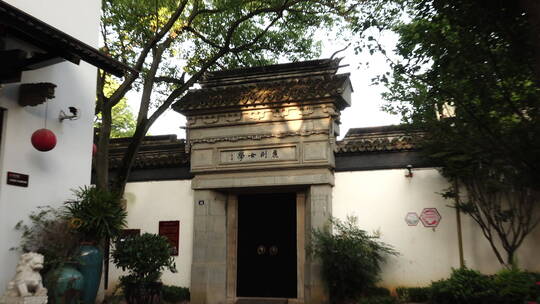 江南古镇中的中式建筑