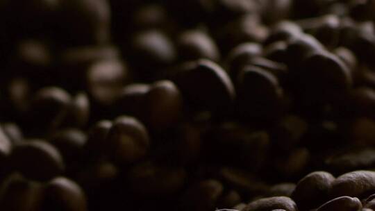 咖啡豆掉落的慢镜头