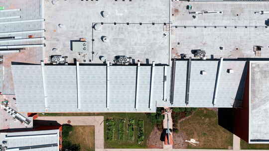 无人机俯瞰在工业建筑上安装新屋顶的工业屋顶视频素材模板下载