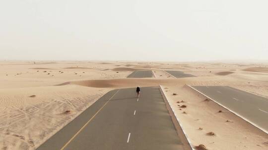 航拍高清沙漠中间笔直的公路
