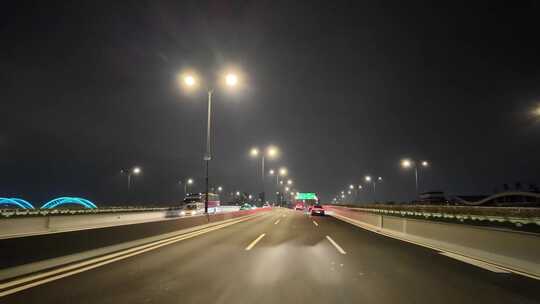 城市夜晚夜景开车第一视角汽车窗外沿途风景