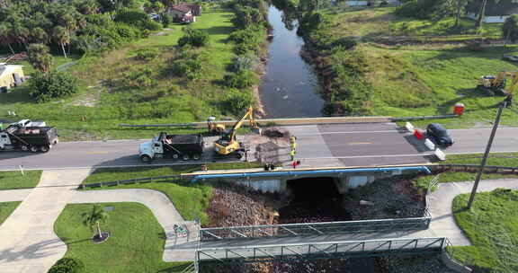 洪水冲刷沥青后河道破坏公路桥的重建