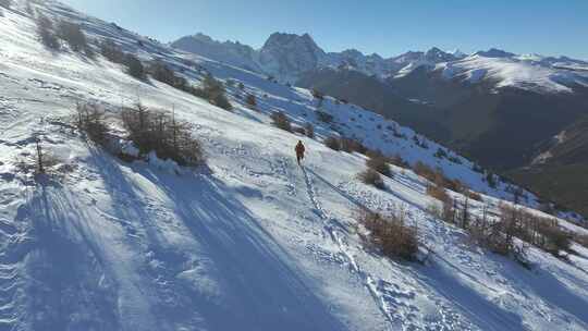 实拍登雪山画面