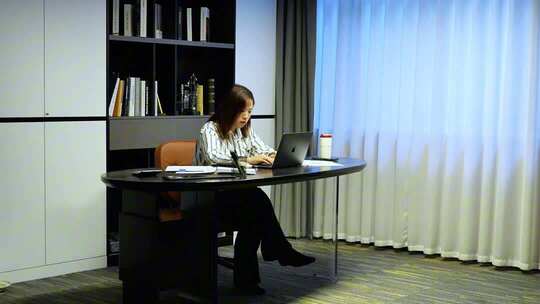 职场励志女白领艰难创业