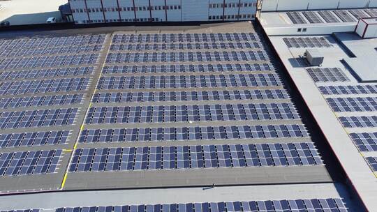 空中显示挪威卑尔根郊外asko工业建筑屋顶上的7546块太阳能电池板
