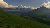 日落高加索山脉的厄尔布鲁斯山高清在线视频素材下载