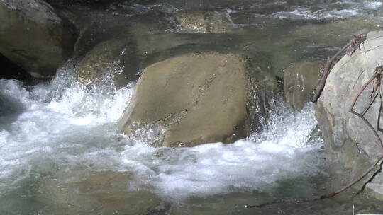 山间水流特写镜头