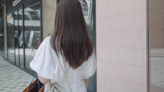 上海前滩太古里商场女生逛街购物视频素材模板下载