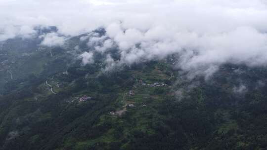 雨后山区上空的云层