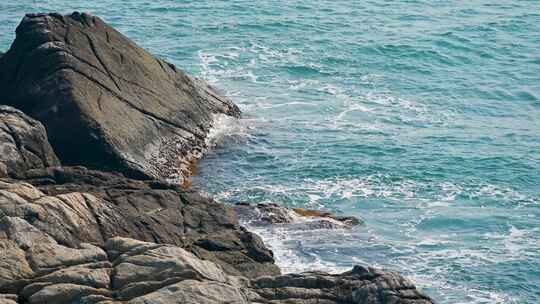 海南早晨海岛日出大海海浪拍打礁石