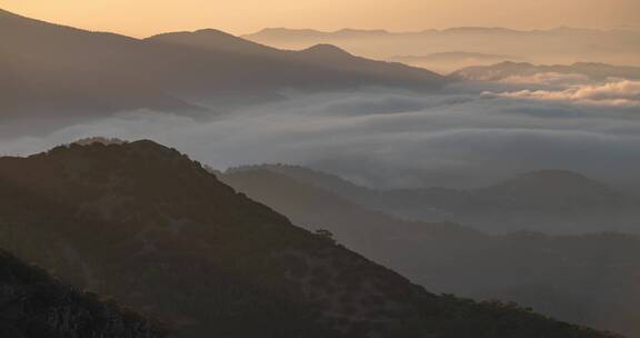 山脉间的云海延时景观