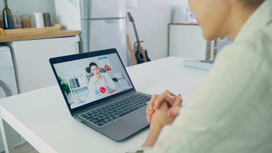 亚洲年轻女性患者与医生在线虚拟交谈。视频素材模板下载
