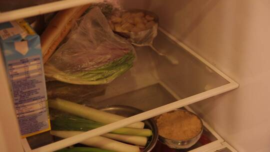 炖肉卤肉调配卤味料汁放入冰箱保存视频素材模板下载