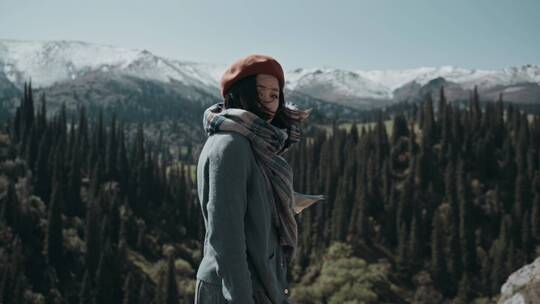新疆自然风光中的女孩视频素材模板下载