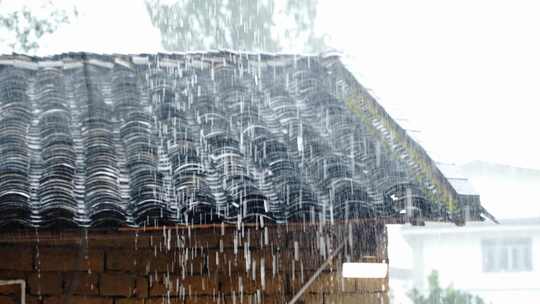 古建筑狂风暴雨