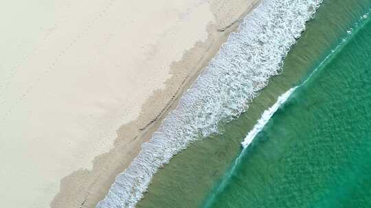 海浪撞击在白色沙滩上
