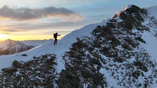 背包客攀爬日落雪山视频素材模板下载