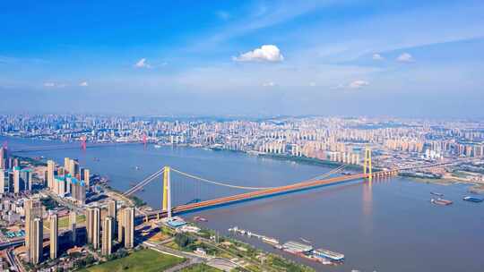 城市高空俯瞰大桥与林立高楼全景