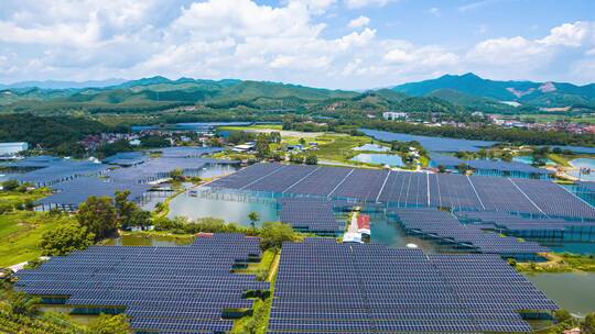 8K航拍光伏太阳能板清洁能源可持续发展
