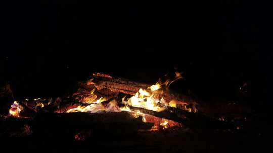火焰 燃烧 木材 夜晚 篝火视频素材模板下载