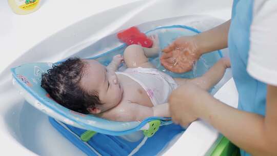 婴儿洗澡产婴护理A视频素材模板下载