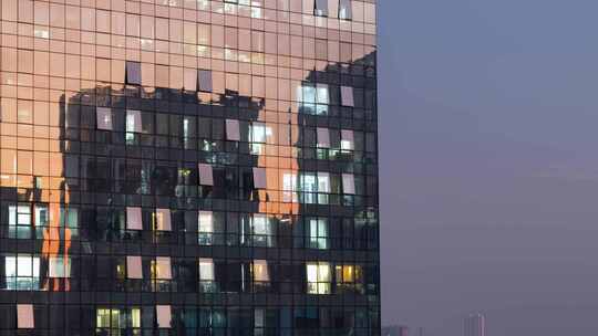 写字楼加班的白领