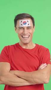 脸上画着韩国国旗的男子微笑着站着