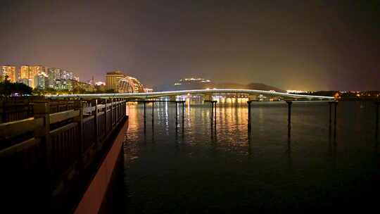 海南三亚夜晚凤凰岛海面灯光倒影夜景