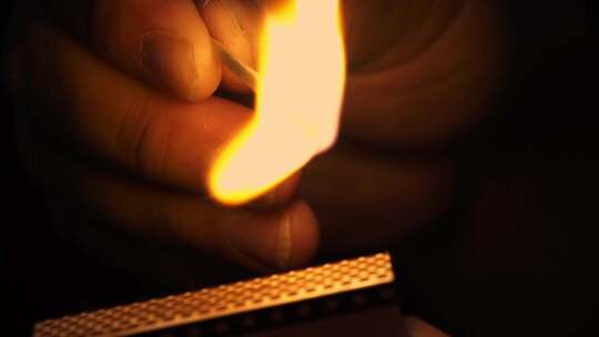火柴被点燃的瞬间火柴燃
