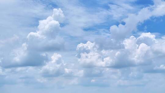 蓝天白云下的蓬松云朵云延时万里云卷云舒
