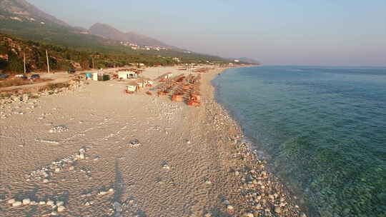 阿尔巴尼亚海滩岸边的人们