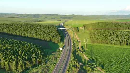 穿过大兴安岭林区田野的高速公路