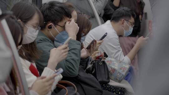 2023广州地铁人挤人低头族合集