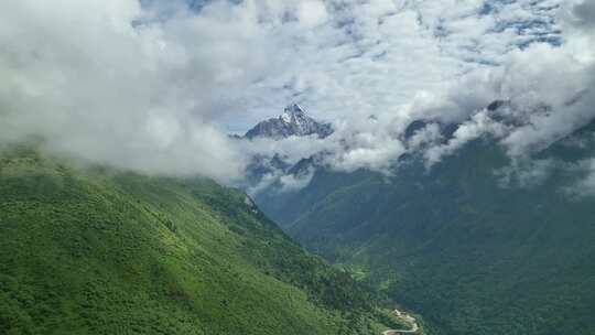 航拍云雾缭绕的四川阿坝四姑娘山幺妹峰