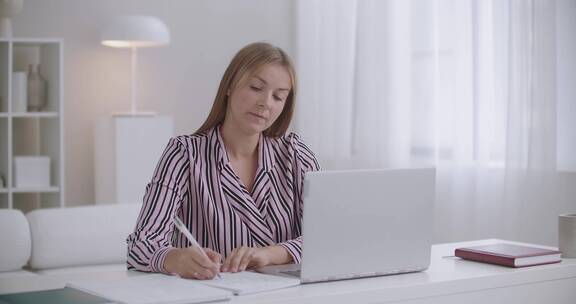 女人用笔记本开会