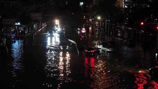 城市暴雨后道路积水夜间行车2