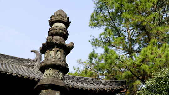 寺庙古建旁的石质雕刻经幢