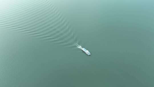 鄱阳湖游船航拍湖面上的观光游艇俯拍湖水视频素材模板下载