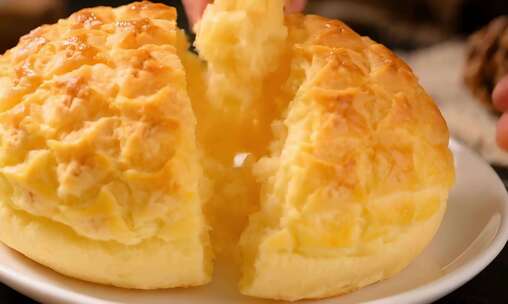 手撕蓬松面包特写