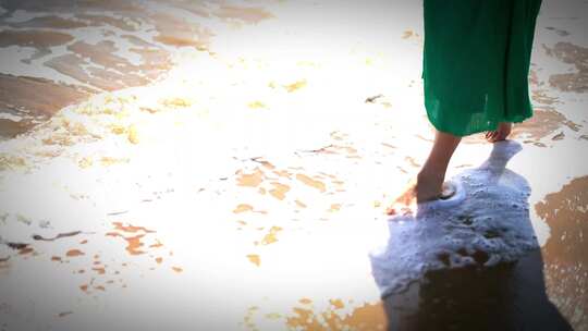 少女赤脚在海边行走